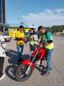 Instalação de antena corta pipa e instrução sobre o uso do capacete. Instalação de antena corta pipa.