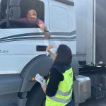 Usuário conscientizado recebendo nosso panfleto Arteris.