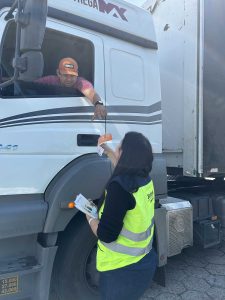 Usuário conscientizado recebendo nosso panfleto Arteris.