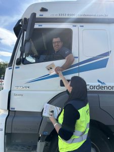 Usuário conscientizado. recebendo nossos panfletos Arteris