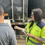 Usuário conscientizado recebendo nosso panfleto Arteris.