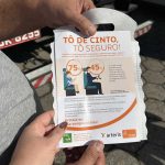 Motorista orientado e recebendo panfleto Arteris