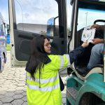 Motorista orientado e recebendo panfleto Arteris