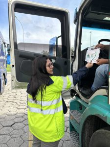 Motorista orientado e recebendo panfleto Arteris