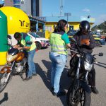 orientados sobre trafegar, se exercitar por locais adequados e o uso do capacete.