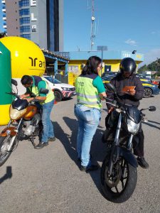 orientados sobre trafegar, se exercitar por locais adequados e o uso do capacete.