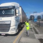 Motorista orientado e recebendo panfleto Arteris