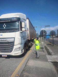 Motorista orientado e recebendo panfleto Arteris