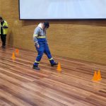 Momento do uso do óculos simulador.