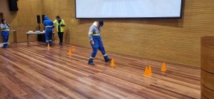 Momento do uso do óculos simulador.