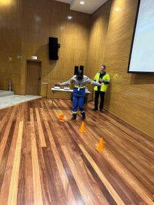 Momento do uso do óculos simulador.