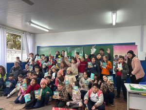 Finalizamos com a entrega de lápis recicláveis e revistinhas em quadrinhos Zé Quest.