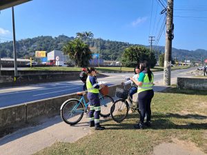 Orientado sobre trafegar, se exercitar por locais adequados e o uso de EPIs.