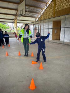 Uso do óculos simulador, para conscientiza-los que dirigir alcoolizado não é legal.