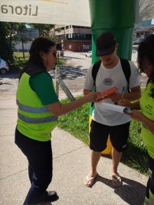 Usuários sendo orientados a contribuir para uma melhor segurança no trânsito.