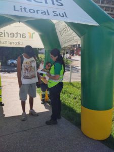 Usuários sendo orientados a contribuir para uma melhor segurança no trânsito.