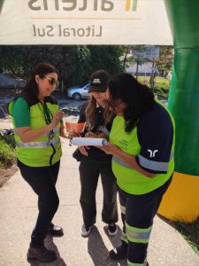 Usuários sendo orientados a contribuir para uma melhor segurança no trânsito.
