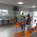 Usuários sendo orientados sobre a importância do uso do cinto de segurança e os equipamentos adequados para o transporte das crianças.