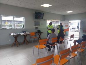 Usuários sendo orientados sobre a importância do uso do cinto de segurança e os equipamentos adequados para o transporte das crianças.