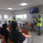 Usuários sendo orientados sobre a importância do uso do cinto de segurança e os equipamentos adequados para o transporte das crianças.