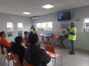 Usuários sendo orientados sobre a importância do uso do cinto de segurança e os equipamentos adequados para o transporte das crianças.