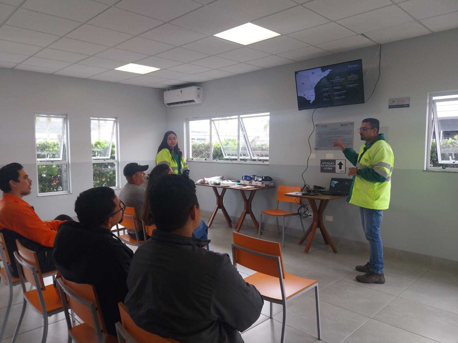 Usuários sendo orientados sobre a importância do uso do cinto de segurança e os equipamentos adequados para o transporte das crianças.