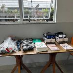 Mesa exposta com panfleto e todo material usado no Viva Seguro.