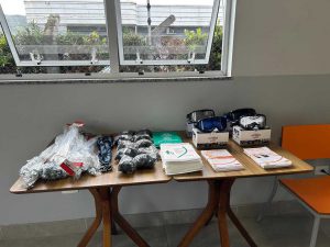 Mesa exposta com panfleto e todo material usado no Viva Seguro.