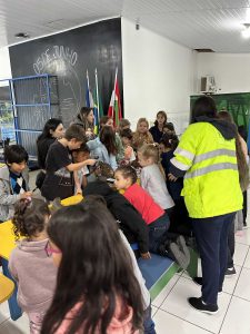 Exposição com mini lupas, permitindo que os alunos observassem de perto detalhes como pelagem, escamas, patas e outras características específicas