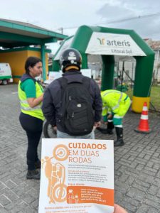 Usuário devidamente orientado sobre trafegar, se exercitar por locais adequados e o uso do capacete.