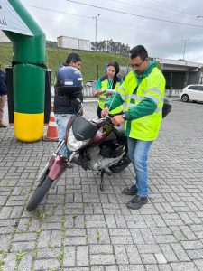 Após as orientações, instalamos antenas corta pipa