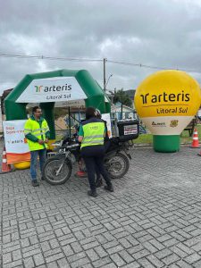 Usuário devidamente orientado sobre trafegar, se exercitar por locais adequados e o uso do capacete.