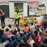 momento de encontro presencial que conta com palestra educativa sobre segurança no trânsito, exibição de vídeos informativos e educativos de acordo com a idade e ano da criança.