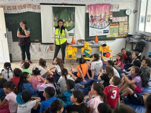 momento de encontro presencial que conta com palestra educativa sobre segurança no trânsito, exibição de vídeos informativos e educativos de acordo com a idade e ano da criança.