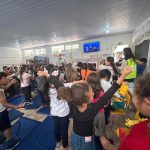 momento de encontro presencial que conta com palestra educativa sobre segurança no trânsito, exibição de vídeos informativos e educativos de acordo com a idade e ano da criança.