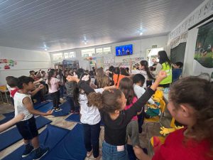 momento de encontro presencial que conta com palestra educativa sobre segurança no trânsito, exibição de vídeos informativos e educativos de acordo com a idade e ano da criança.