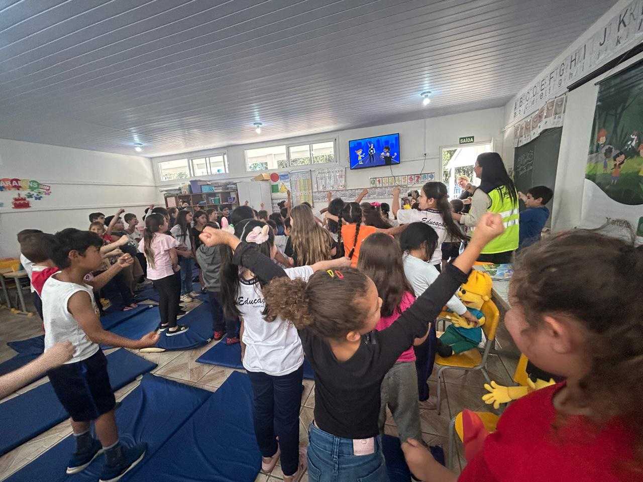 momento de encontro presencial que conta com palestra educativa sobre segurança no trânsito, exibição de vídeos informativos e educativos de acordo com a idade e ano da criança.