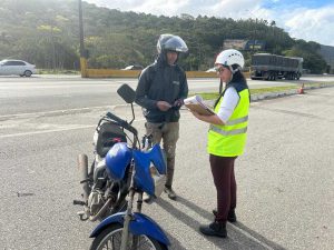 Usuário devidamente orientado sobre trafegar, se exercitar por locais adequados e o uso do capacete