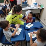 As crianças receberam lindos bloquinhos de atividades pedagógica para colorir e exercitar