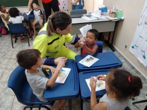 As crianças receberam lindos bloquinhos de atividades pedagógica para colorir e exercitar