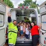 Hora da visitação na viatura do Resgate da Concessionária