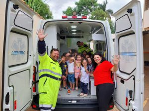 Hora da visitação na viatura do Resgate da Concessionária