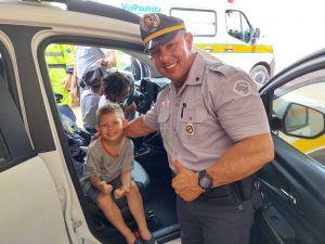 Os alunos também conheceram a viatura da PMRV e aquela paradinha para foto
