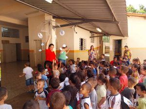 Alunos e professoras prepararam uma apresentação com o tema Dia da Água
