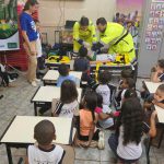 Simulação de Atendimento Pré hospitalar com ajuda dos alunos - conhecendo sobre o trabalho das equipes no socorro às vítimas em acidentes de trânsito
