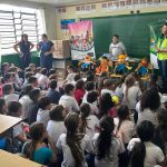 Orientando as crianças que no trânsito, atenção é proteção.