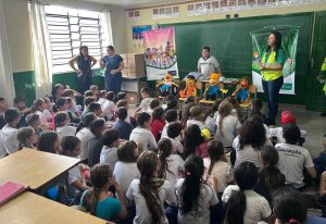 Orientando as crianças que no trânsito, atenção é proteção.