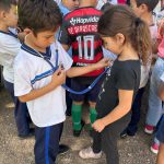 Crianças no momento de conhecimento que protege e salva vidas.