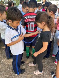 Crianças no momento de conhecimento que protege e salva vidas.