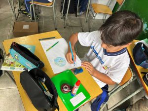 Desenhando como cuidar da água do nosso planeta.